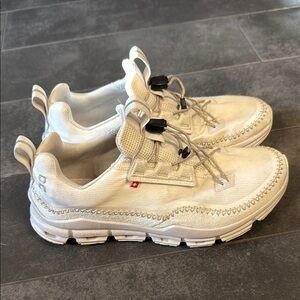 On Running women’s White Sneakers